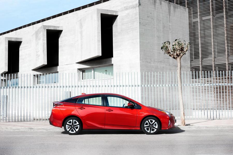  Toyota Prius 2016 года  (WW) (фото 15 из 30)